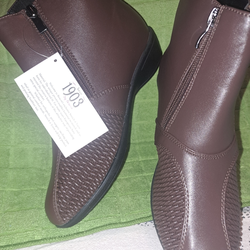 1903 by Beacon Stretch'n Form Ankle Boots
